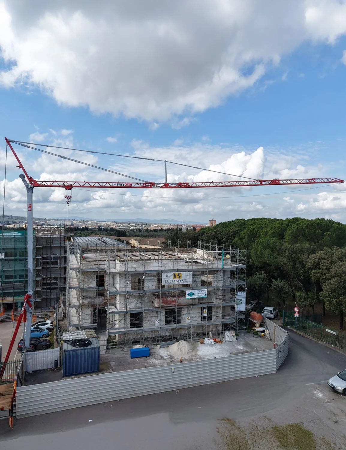 Vue aérienne par drone de la grue 1136 RBI Eurogrue sur chantier