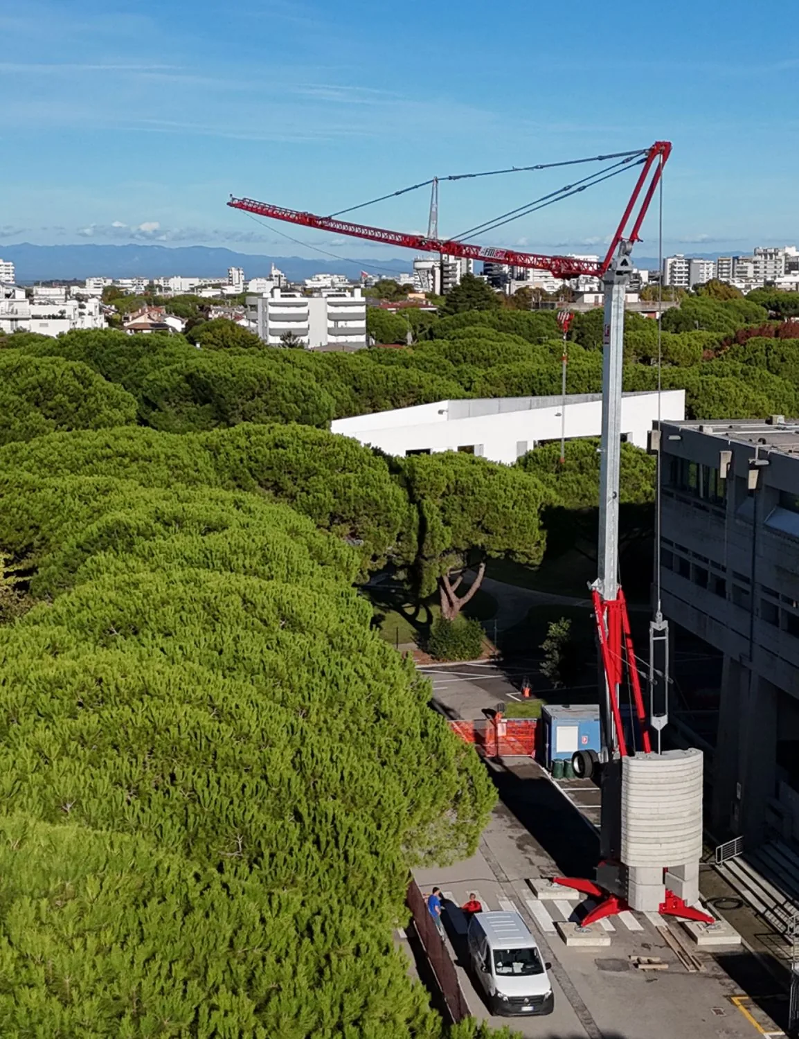 Levage avec la grue 1140 RBI FMGRU, série Rapide Installation