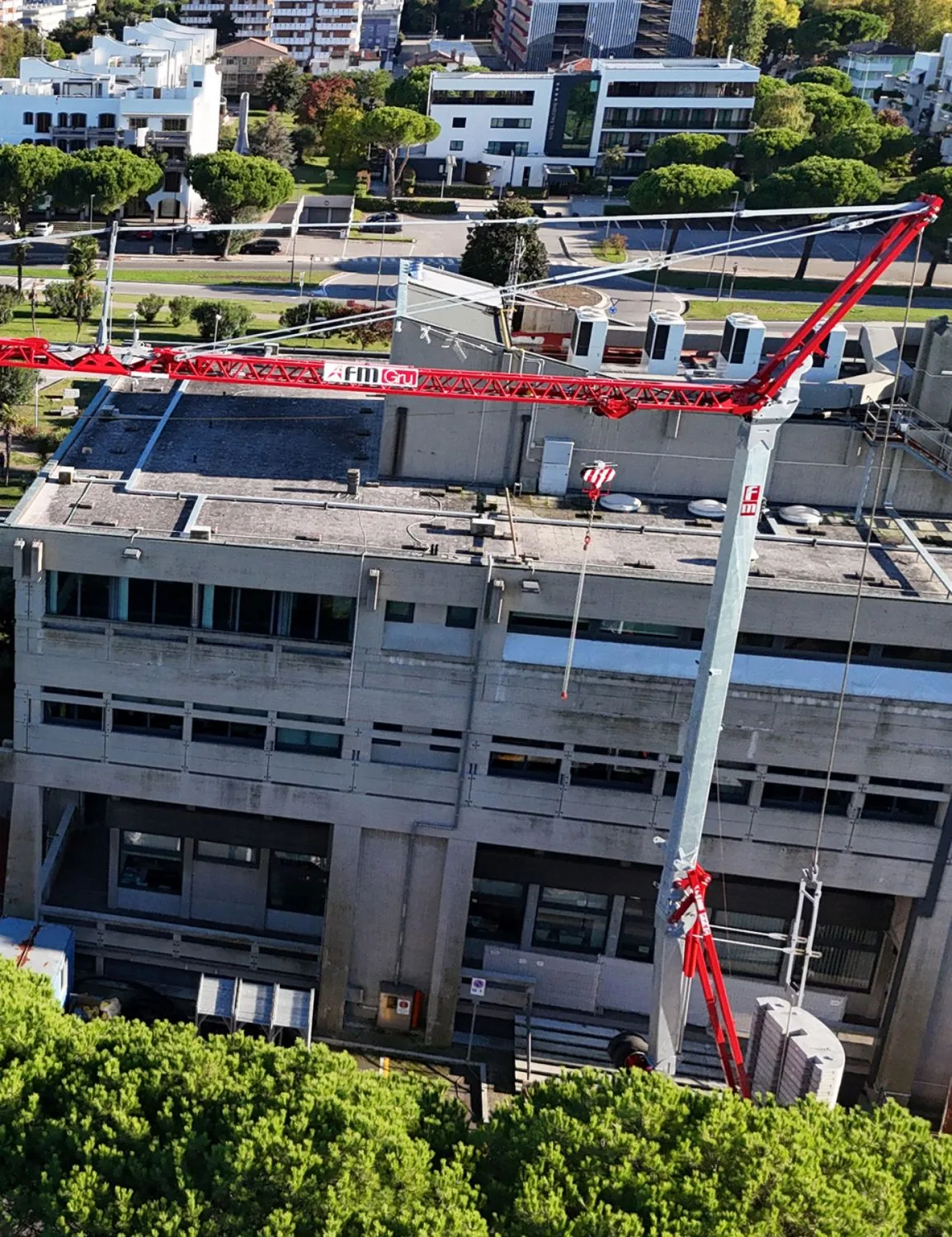 Grue 1140 RBI Eurogrue déployée sur chantier de construction