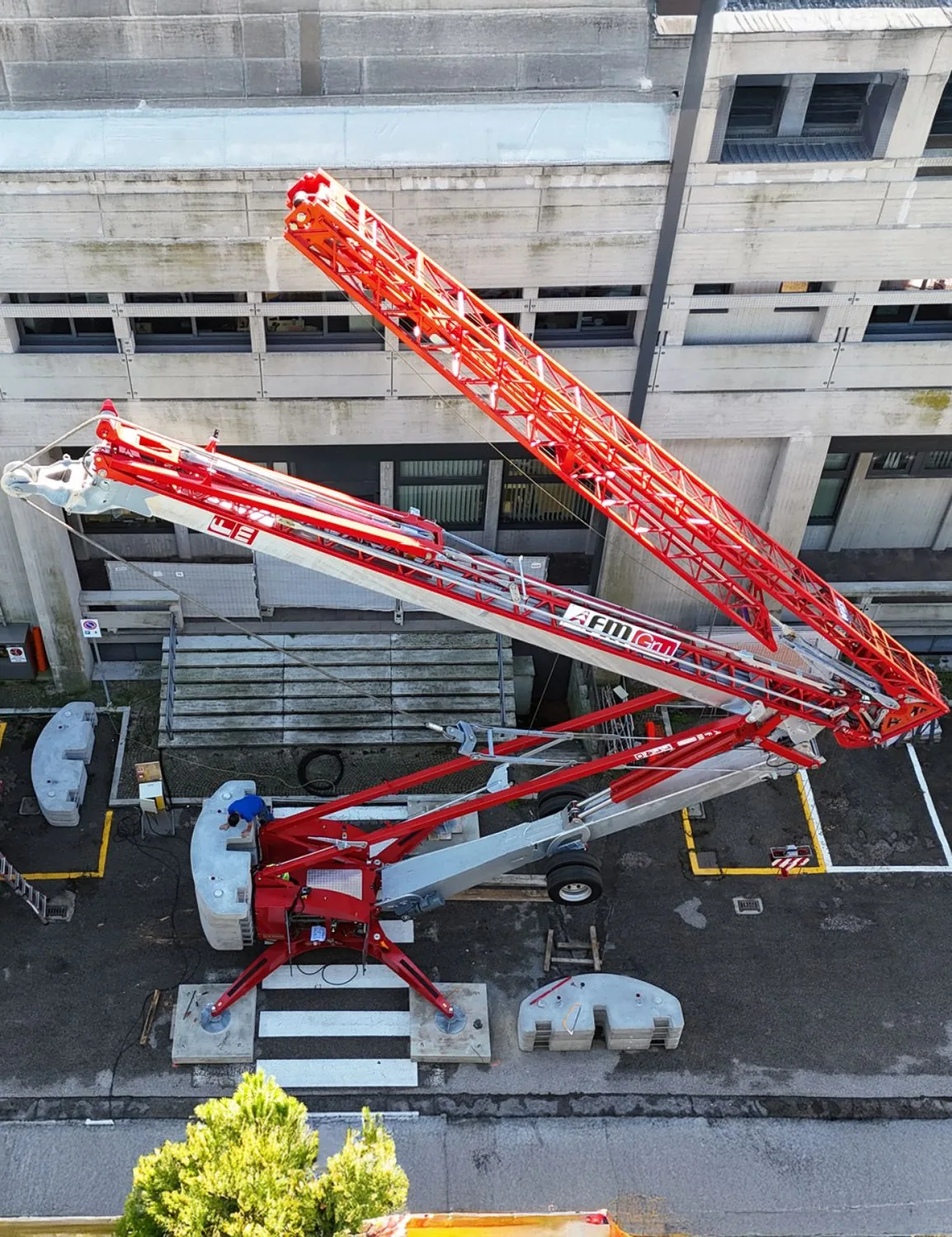 Grue à tour 1140 RBI FMGRU sur chantier longue portée