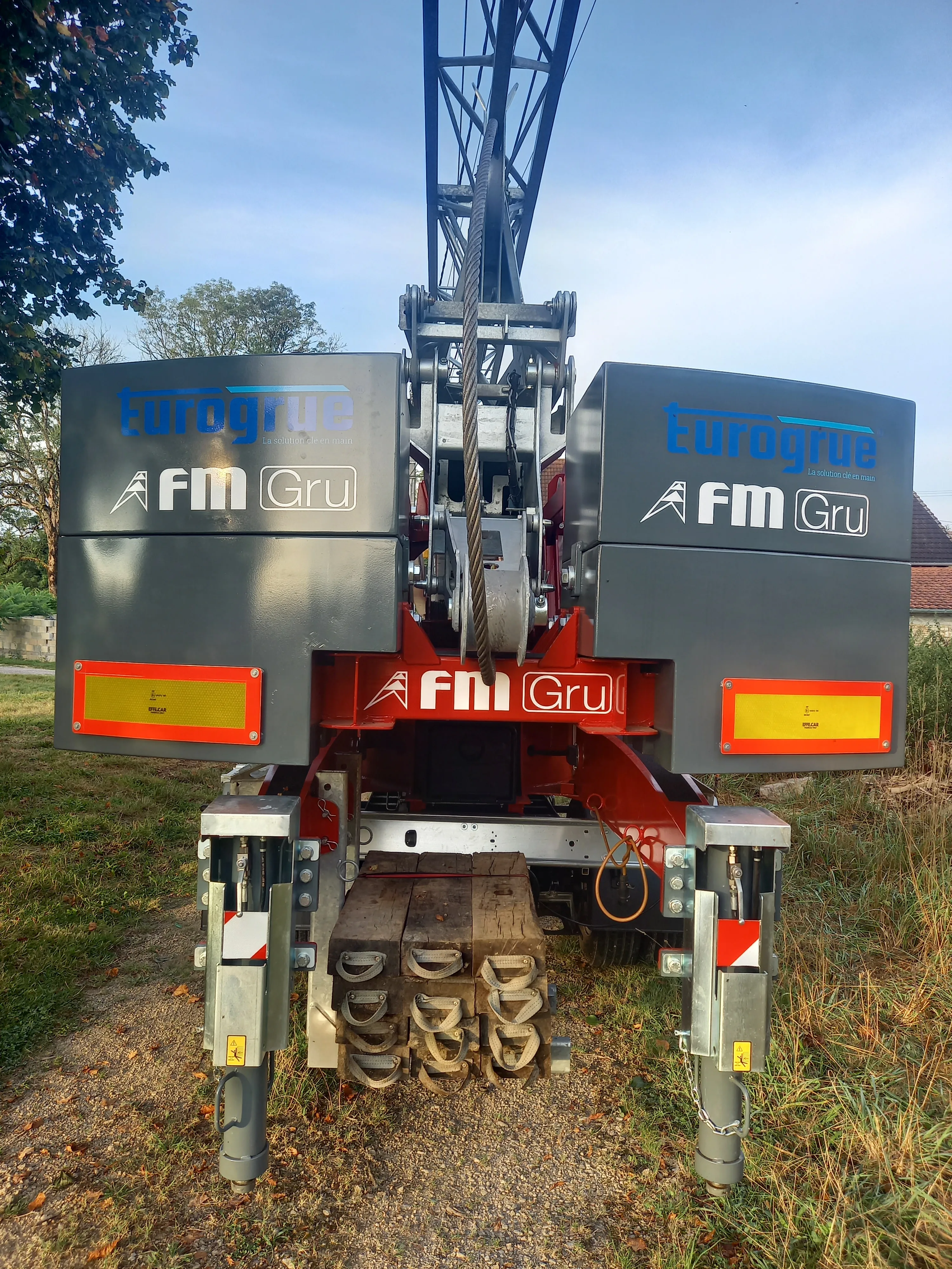 Levage avec la grue 524 RBI-FA Eurogrue sur un bâtiment R+2