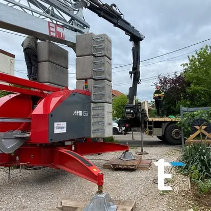 Grue 724 RBI FMGRU installée sur chantier en Franche-Comté