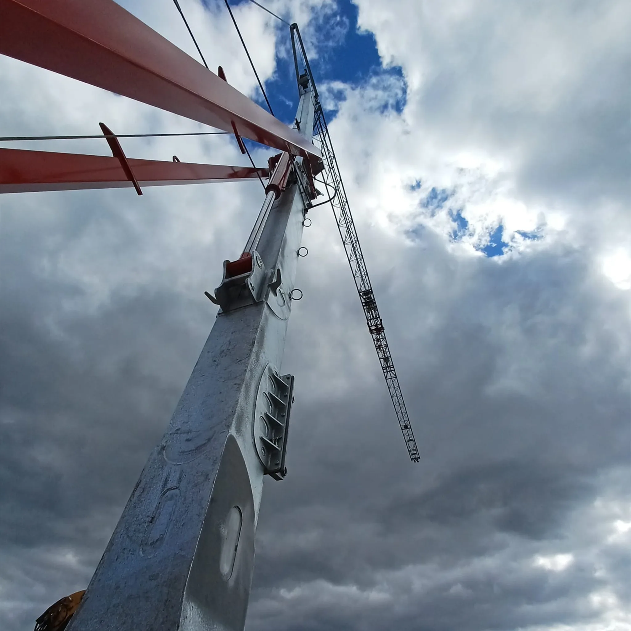 Levage avec la grue 828 RBI Eurogrue, charge 800kg en bout