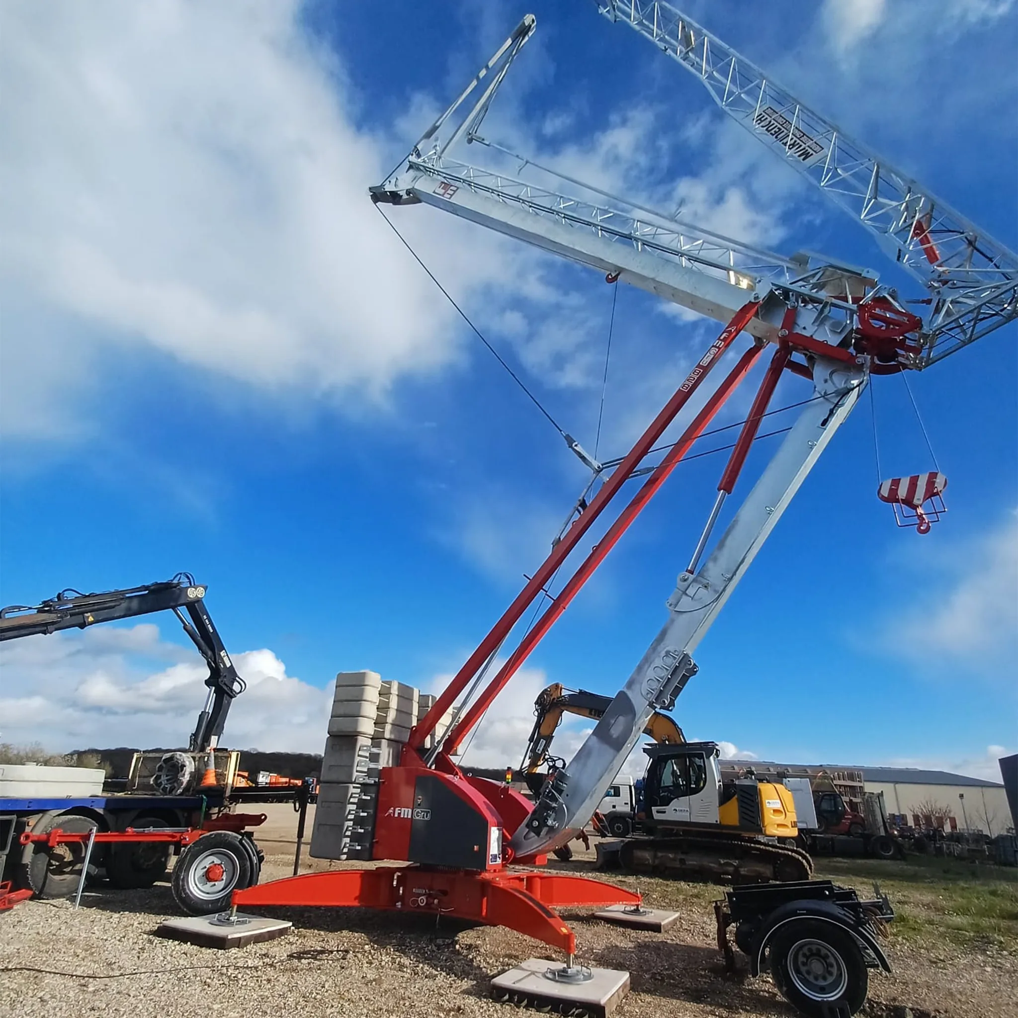 Grue 828 RBI Eurogrue en action sur chantier de construction