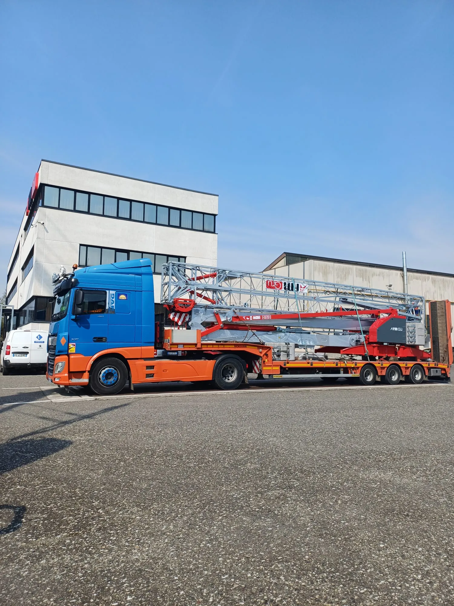 Livraison de la grue 828 RBI FMGRU sur camion semi-remorque — transport routier