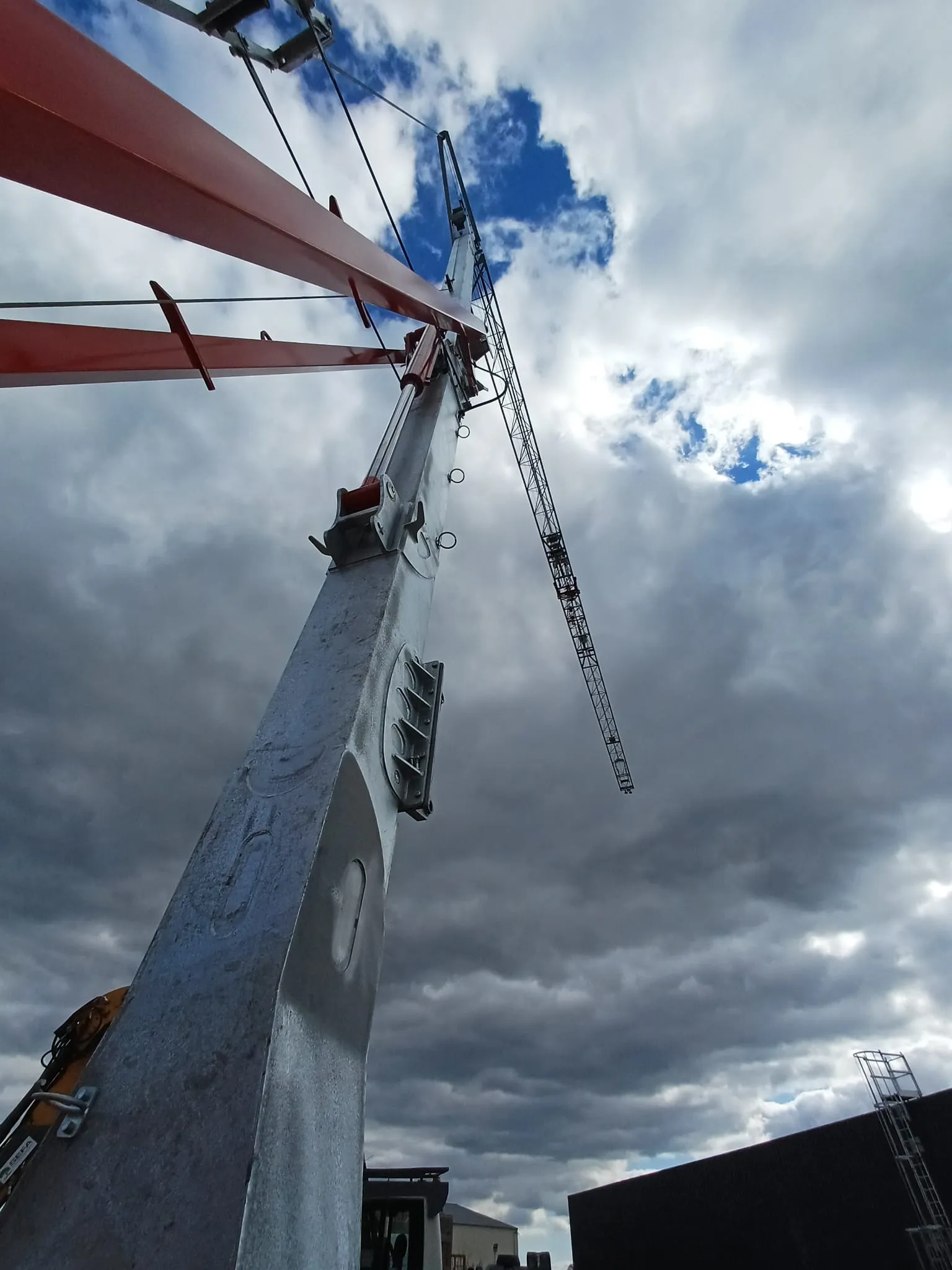 Détail du mât et de la flèche de la grue 828 RBI FMGRU — structure galvanisée et haubanage