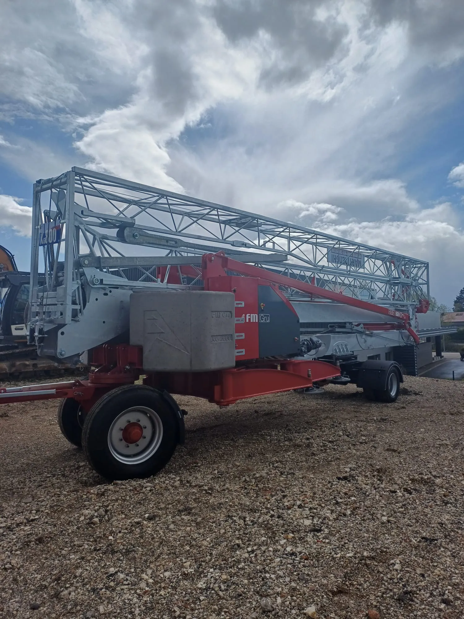 Grue 828 RBI FMGRU repliée en position transport — compacte et prête à être acheminée