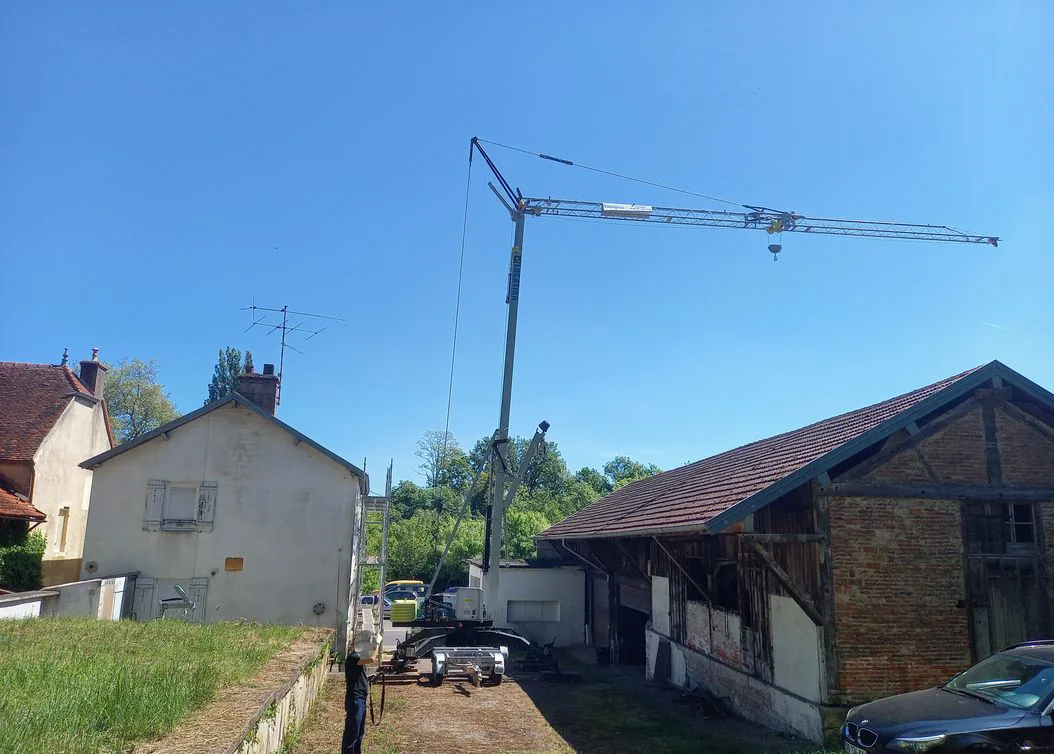 Grue Speed Crane d'occasion en service entre habitations en milieu rural