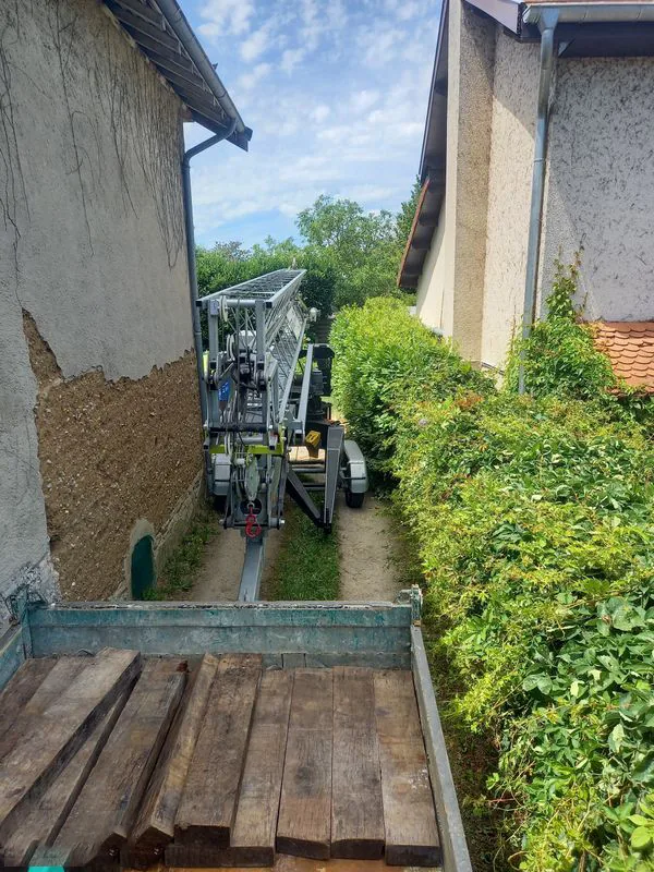 Grue Speed Crane d'occasion démontrant son passage en 2,06 m entre deux maisons