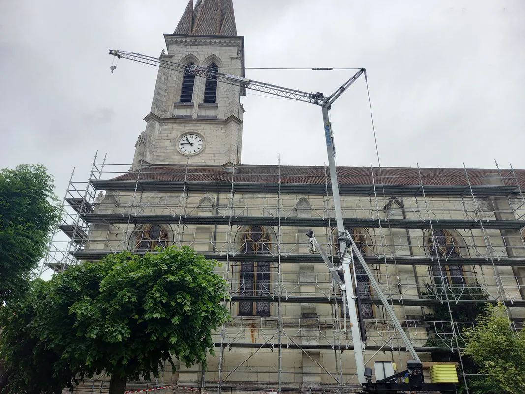 Grue Speed Crane d'occasion utilisée pour un chantier de rénovation d'édifice