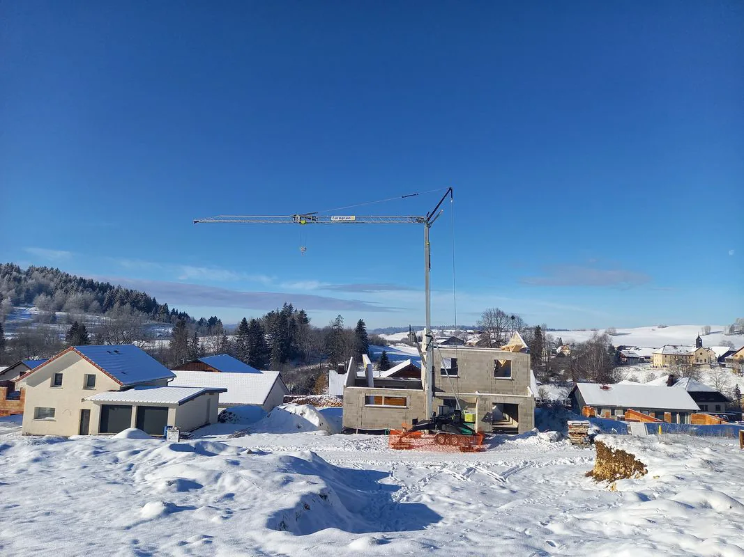 Grue Speed Crane d'occasion 2021 déployée sur chantier de construction
